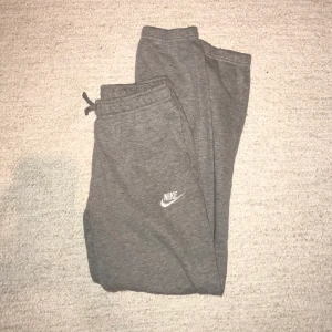 Nike mjukisbyxor - Stretchiga, sköna mjukisbyxor från Nike 🌸 Använda men fortfarande i bra skick ✨