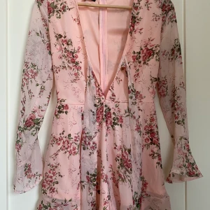 Byxdress - Jag säljer min blommiga byxdress då den är för liten för mig, den är knappt använd och i bra skick.