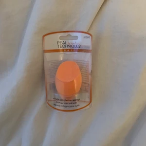 Beautyblender - Säljer denna beautyblender som är helt oöppnad. Jag säljer den, då den inte kommer till användning och för att redan har en 💓💓