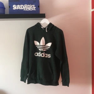 Adidas hoodie - Grön adidas hoodie fint skick