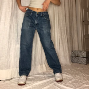 Jeans Wrangler - Snygga baggyjeans från Wrangler👏🏻 Waist 92cm innerbenslängd 73cm 💗 många intresserade så budgivning tills onsdag 10/2 19:00 🥰