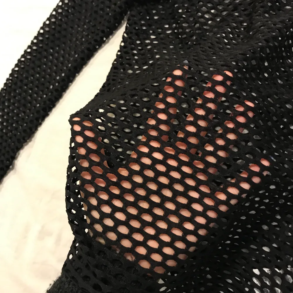 Fin nät/see through tröja från zara som man kan ha t.ex. under t-shirtar. Tyvärr för liten för mig (även därför jag inte kunde fota på mig), storlek S men tajt så skulle säga XS. Frakt tillkommer😘. Toppar.