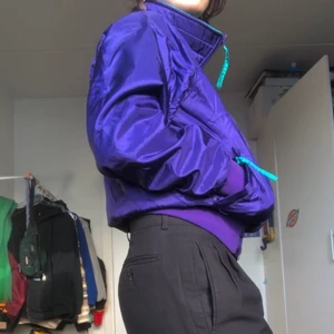 Columbia - Supersnygg kort columbiajacka!  Jackan är av vindtät material och flice på insidan, alltså varm och skön! Skulle säkert kunna passa under vissa vinterdagar och skulle även va snygg i kombination men en väst eller liknande. Köpt second hand men aldrig använd! I bra skick! Är i storlek m men ni kan se i bilden hur den passa mig med st xs-s