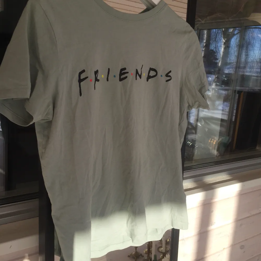 En grön fin Friends tröja köpt på hm för 79:-. Den är knappt använd och är i bra skick! Frakt tillkommer:). T-shirts.