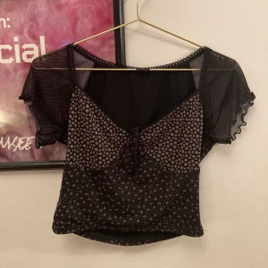 Söt topp - Från urban outfitters. Knappt använd då jag känner mig lite obekväm i den💘 Stolek M men passar S 