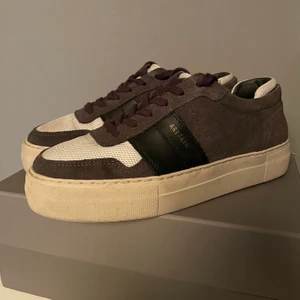 Axel arigato skor  - Hej, säljer att par Axel arigato skor. De är i storlek 38, skicket är 9/10 inte använda mer än 5 gånger. Vid fler frågor är det bara att skicka ett meddelande, köparen står för frakt  ;)