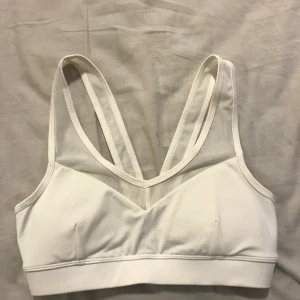 Träningstopp - Suuuper fin träningstopp som aldrig användts eftersom jag insåg den va för liten när de var för sent att lämna tillbaka. Frakt tillkommer 😘