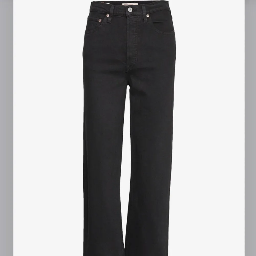 Ett par svarta raka Levi’s jeans. Knappt använda för att dem blev för korta.. Jeans & Byxor.