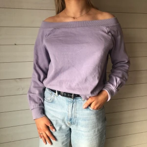 Off shoulder - Off shoulder sweater Färg: ljuslila Fler bilder? Kontaka oss!
