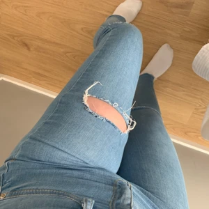 Gina Tricot Perfect Jeans - Säljer min ljusblåa jeans från Gina Tricot i modellen ”MOLLY”. Jeansen har hål på knäna och även på ena låret. Dessutom är de lite ”fransiga” längst ner där byxorna slutar. Använda men i fint skick. Säljer pga att de inte används🥰