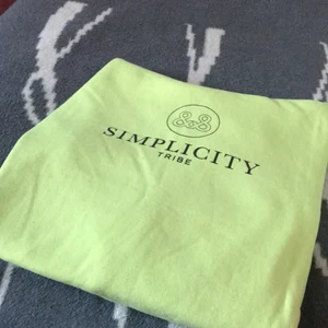 Snygg hoodie - En snygg neon grön Hoodie från Gina tricot! Säljer den eftersom den inte kommer till andvändning. Andvänt ca 2 ggr. Priset kan diskuteras!