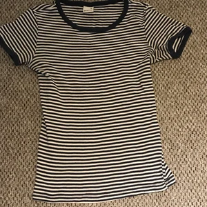 Randig tröja storlek XS - Randig tröja från Gina Tricot i storlek XS. Använd fåtal gånger och i väldigt fint skick! 50 kr, Frakt tillkommer✨