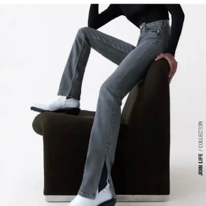 Slits - Så snygga jeans frpn zara med slits, passar 36/38, knappt använda bud: 200+frakt