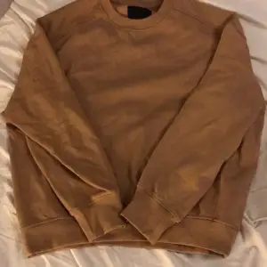 Säljer denna fina bruna tröja från lager 157! Den är i storlek S och sitter väldigt oversized. Den är använd några få gånger.