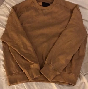 Säljer en brun tröja ifrån lager 157! - Säljer denna fina bruna tröja från lager 157! Den är i storlek S och sitter väldigt oversized. Den är använd några få gånger.