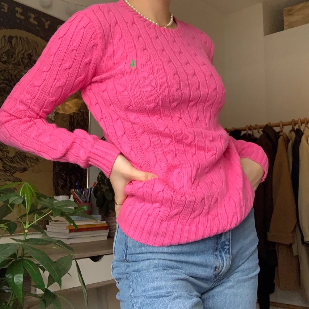 Säljer denna fina Ralph Lauren tröja i storlek XS, endast använd ett fåtal gånger. (Jag är en storlek S på bilden) 💞 köparen står för frakten men jag möter även upp i Lund💞 . Tröjor & Koftor.