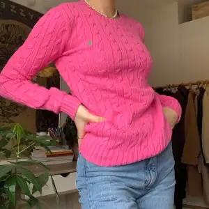 Säljer denna fina Ralph Lauren tröja i storlek XS, endast använd ett fåtal gånger. (Jag är en storlek S på bilden) 💞 köparen står för frakten men jag möter även upp i Lund💞 