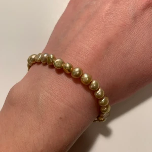Armband  - Armband med champangefärgade naturformade pärlor i plast, elastiskt så passar de flesta 🤍      Kolla gärna in mina andra annonser!