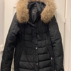Vinterjacka  - Jacka i storlek 40, äkta päls! Köpt för 2800kr men säljer för 1200kr! Pris kan diskuteras vid snabb affär! 💖
