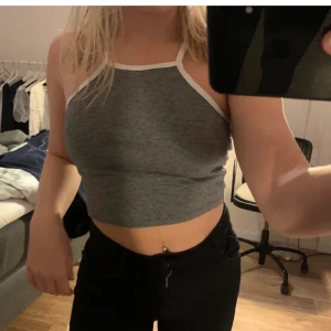 Sommartopp ifrån Zara - Jätte fin topp ifrån Zara. Använd fåtal gånger. Storlek Xs-S men den är stretchig. 60kr