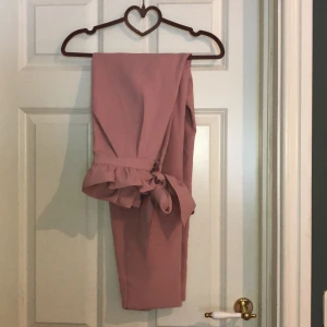 Kostymbyxor  - Coola rosa kostymbyxor med band i midjan 