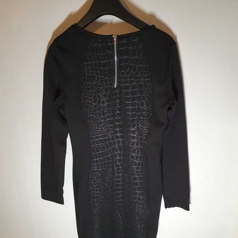 Säljer denna oanvända svarta klänningen i storlek 36. Köptes från H&M och mitt pris är 100kr.. Klänningar.