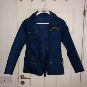 Barbour jacka - En äldre modell av Barbour international quilt jacket för damer i storlek 34, marinblå. Hyfsat bra skick. Orginalpris ca. 2000kr.  Säljes för 300 kr.