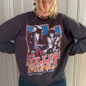 Jättesnygg tröja med Rolling Stones tryck, storlek M men liten i storlek