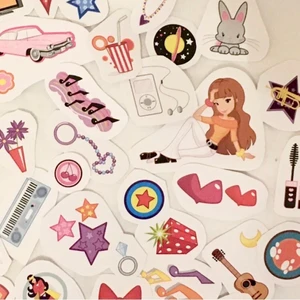 Coola klistermärken 2000-tal - Dessa klistermärken är riktiga tvåtusentals märken. Sällsynta, kommer ifrån en pysselbok från 00-10-talet. De är i mycket gott skick. 