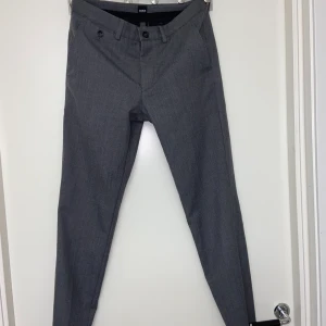 Hugo boss kostymbyxor/comfort pants - Buda på. Storlek 28 finns mer info på bilden. Väldigt lite använda i orginalskick. Orginalpris 1700 kr, frakt ingår inte i priset 