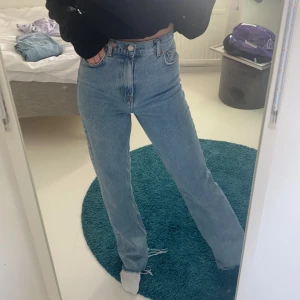 Blåa jeans - Populära jeans från Zara i storlek 36. Slutsålda på hemsidan. Super fint skick! Jag är 172 cm lång och är perfekta i längden, funkar även att klippa det nertill om det skulle vara för långa.  Skriv om du är intresserad! 