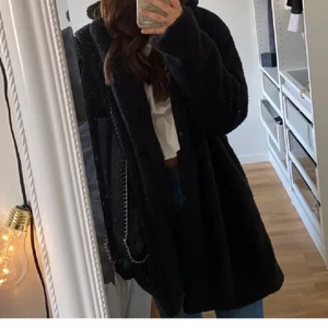 Teddy kappa - !Lånade bilder från förra säljaren! Säljer denna Teddy kappa, den är aldrig använd av mig men av henne. Den är en xs/s skulle jag säga. Vet inte märket eftersom de ej står och det finns ett litet hål i fickan men inget som syns eller stör de är rätt litet. Pris 100 kr + frakt