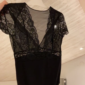 Fintröja - Jättefin bodysuit som passar perfekt på fest. Säljer för att det inte medkom bh-ilägg, och har varit för lat för att köpa ett par extra. Köpte för 300kr nypris och säljer för 180kr💗