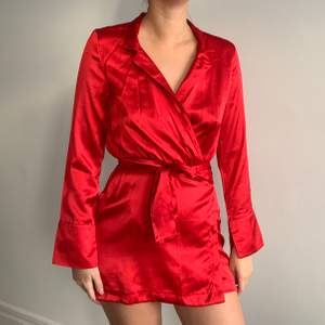 röd klänning från gina tricot i storlek 34, använd 1 gång. modellen på bilden är 175 cm lång