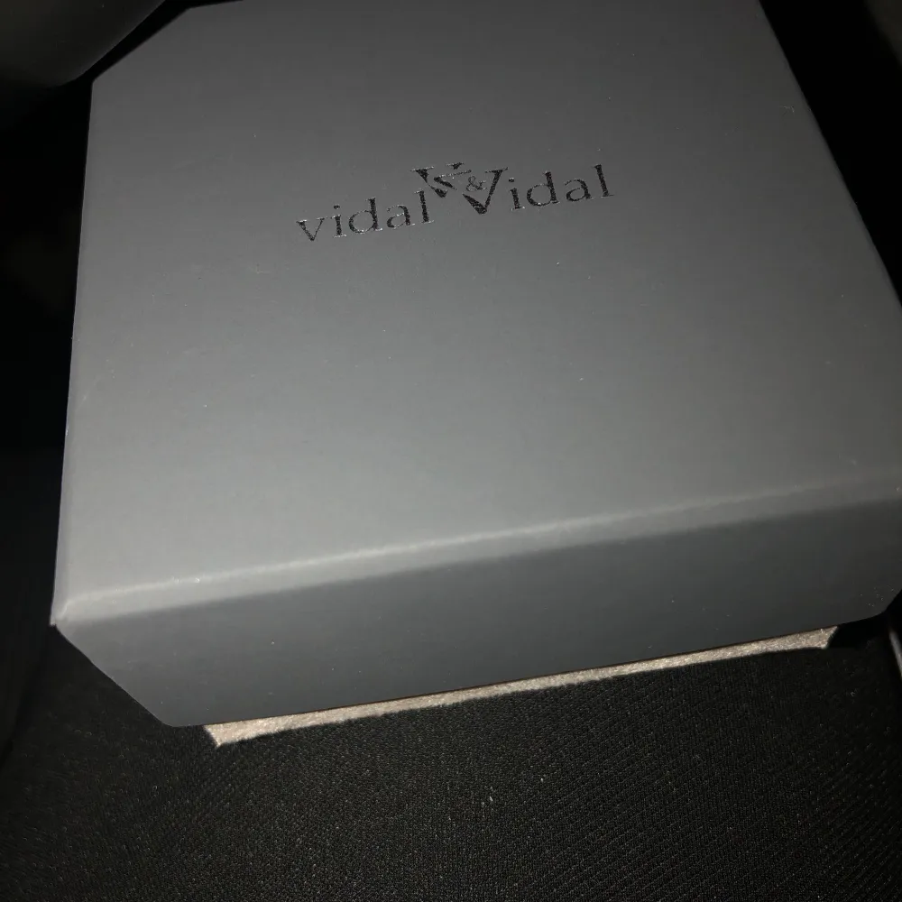 Säljer ett par silver örhängen från Vidal & Vidal. De är helt nya, oanvända och plomberade. Har fått dessa i present som kostar cirka 700kr i butik och säljer därför vidare de för 500kr.. Accessoarer.