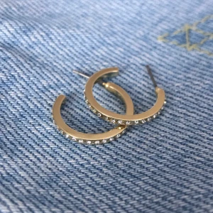 Pilgrim örhängen  - säljer dessa superfina örhängen från Pilgrim. Köpt för 249kr på Åhléns men dem är inte riktigt min stil och har därför bara provat dem. Frakten är inkluderad i priset 🦋