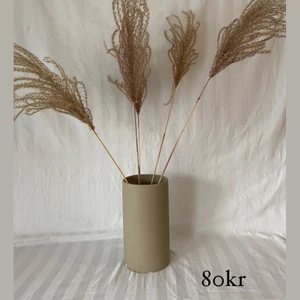 Kruka/vas i beige 🤍 - Hej allihopa!✨ Vi är ett uf-företag som köper in inredningsdetaljer second hand för att göra om dom till en ny, modern produkt 🤍  Vi bidrar till en bättre miljö samtidigt som vi ger dig den där extra känslan i hemmet ✨🤍 frakt tillkommer.