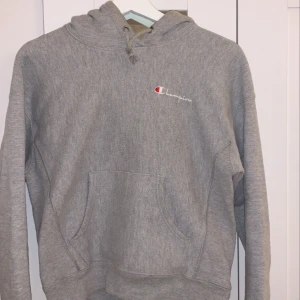 Champion Hoodie - Superfin hoodie ifrån Champion, köpt i New York i Champion butik. Jättefint skick och inte alls använd mycket, säljer pga för liten för mig🤍