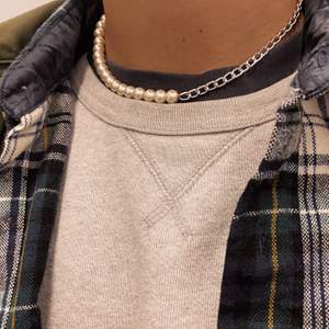 Halsband med pärlor och silvrig kedja! 🤍 Nickelfritt och ca 40cm. 115 kr inklusive frakt 🚚  Fler bilder på Instagram: Chainz.uf😋💕
