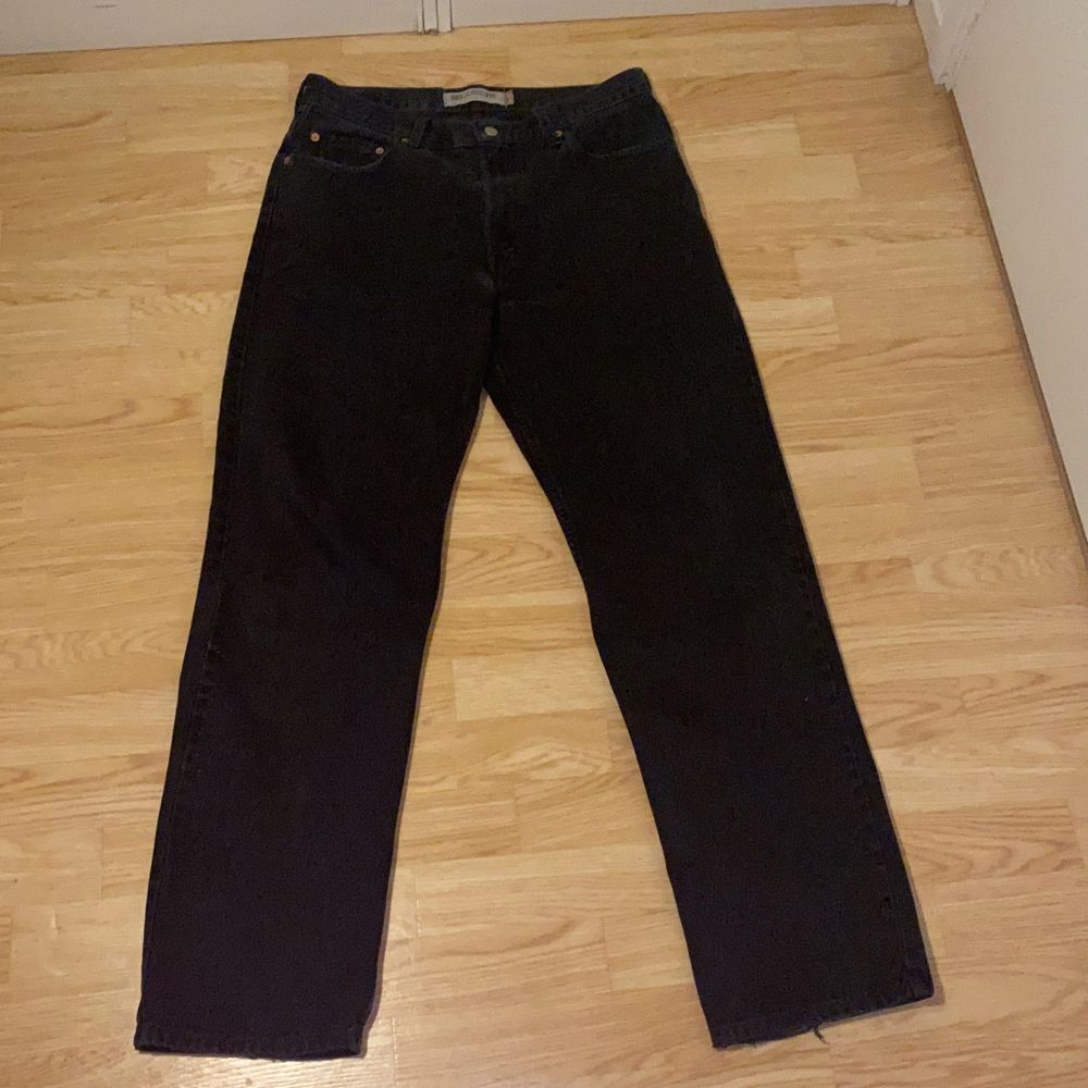 Levis 550 jeans, storlek 34/34 och dom raka i modellen. Jag är 183 och dom är på gränsen till för långa så om du är runt 180-187 så passar dom bra. Jeans & Byxor.