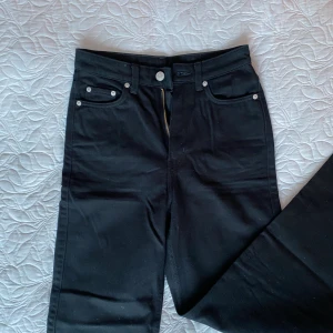 ROWE jeans weekday  - Säljer mina oanvända rowe jeans från weekday. För små för mig. Storlek w24 l30. Frakt tillkommer på 60kr. Pris kan diskuteras.