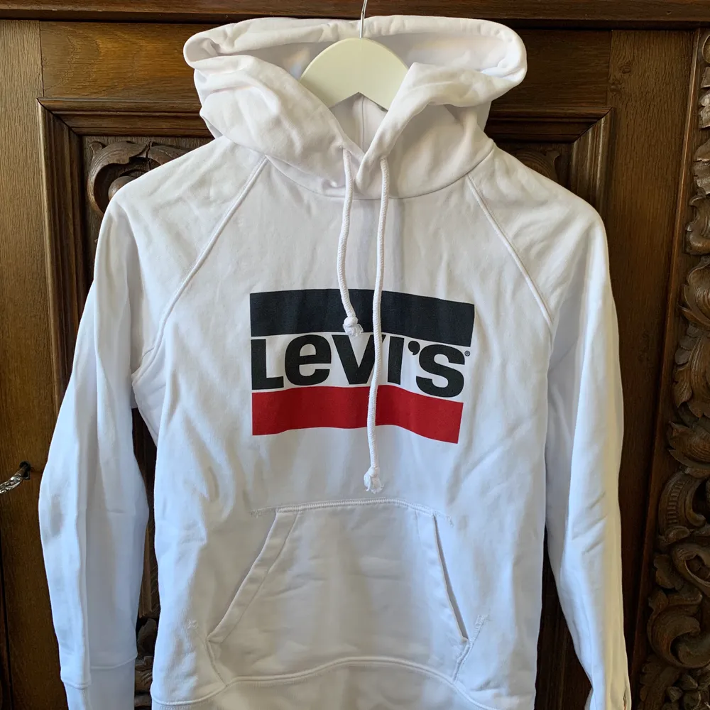 Levi’s hoodie i storlek XS som jag tyvärr växt ur. Mycket fint skick då den är varsamt använd.. Tröjor & Koftor.