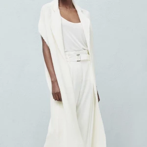 Mango lång vit väst wool blend - En lång vit väst från Mango. Wool blend och one size. Två första bilderna är från Mango och sista har jag på mig den under en jacka. Sparsamt använd. 