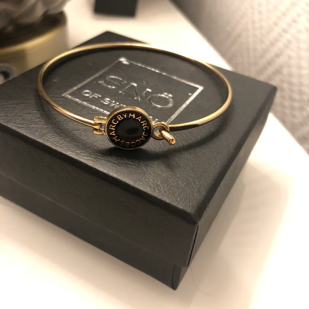 Ett guld/svart armband från Marc by Marc Jacobs. Kan inte garantera att det är äkta, eftersom jag köpte det på Plick. Bra kvalite!. Accessoarer.