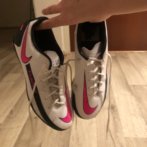 Fotbollsskor för tjejer storlek 38.5 Nike - Nike Fotbollsskor, dubbar storlek 38.5, har använd dem på några träningar och säljer eftersom jag inte spelar längre. Bra skick, nästan helt vita. Köpt på stadium. (För tjejer) Köparen står för frakt. GE MIG ETT PRIS SÅ KAN VI DISKUTERA!! (Säljer billigt) 