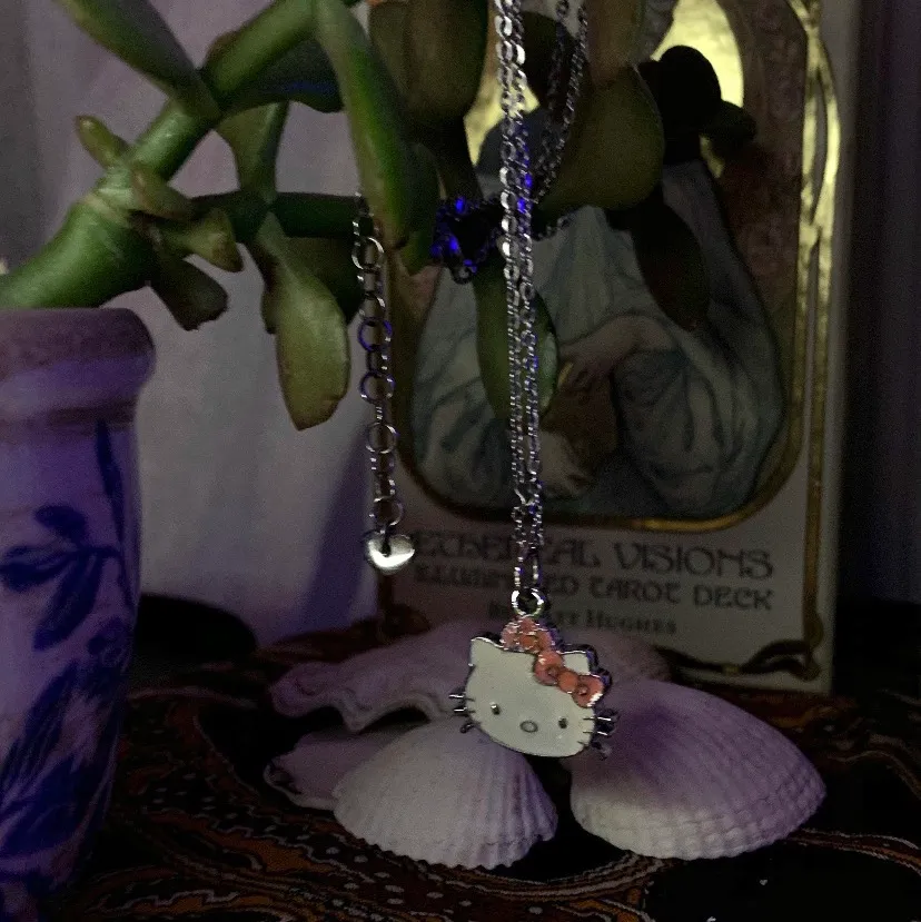 Ett hello Kitty halsband som jag tänkte någon vill ha då jag inte använder den längre💘. Accessoarer.