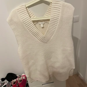 Stickad väst - Stickad väst från H&M med korta slitsar på sidan. Storlek XS. Använd 1 gång