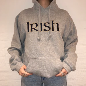 Vintage Hoodie Adidas - Vi säljer denna gråa Adidas hoodie broderat Irish på. Priset är 399kr. Den är i storlek L och sitter som en L. Passar dock perfekt till folk med mindre storlekar och vill ha en oversized fit. Personen på bilden är 175 och brukar ha på sig S/M. Inga defekter på hoodien. Kontakta oss på Plick eller på vår Instagram @wanderetro. Om flera visar intresse blir det budgivning. Köparen står för spårbar frakt på 66kr. 🤍