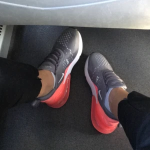 Nike 270  - Limited edition nike 270s som ej kan köpas någonstans i det här exemplaret. Storlek 36 säljer för 500kr. Knappt använda 