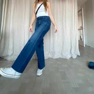 Raka Jeans! - Jeans i bra skick och rak modell! Jag på bilden är 166cm och har storlek S, eller ungefär 25/30✨ möts på söder annars står köparen för frakt på 66kr❤️